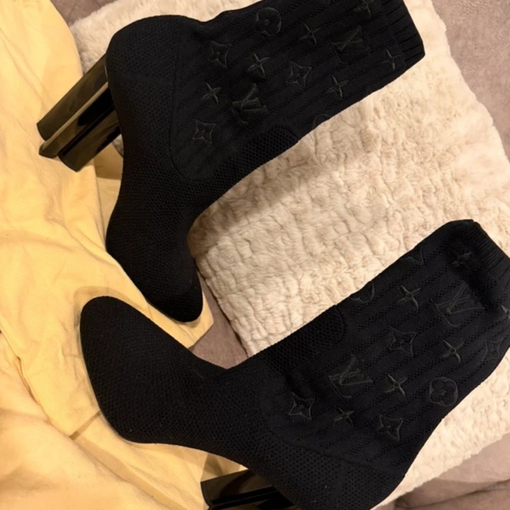 Louis Vuitton Elegant Black Knit Heeled Boots